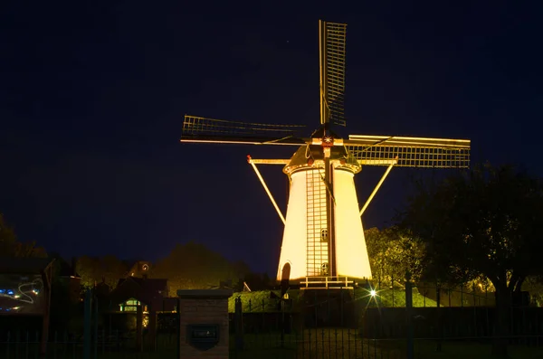 Alte Holländische Windmühle Bei Nacht — Stockfoto