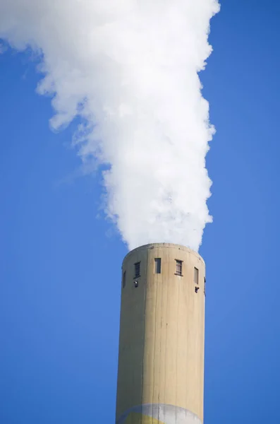 青い空で産業用煙突を喫煙 — ストック写真