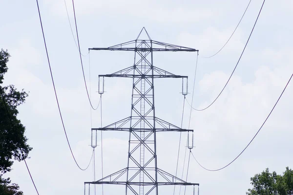 Πόλο Ηλεκτρικής Ενέργειας Για Μεταφορά Ηλεκτρικής Ενέργειας Θολό Φόντο — Φωτογραφία Αρχείου