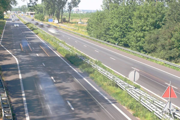 Autosnelweg Met Wazige Auto Overdag Bij Arnhem Nederland — Stockfoto