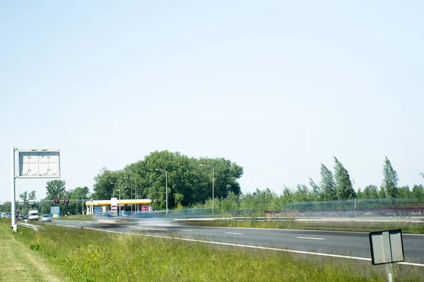 Dálnice Automobily Které Jsou Rozmazané Pohybem Dne Blízkosti Arnhem Nizozemsko — Stock fotografie
