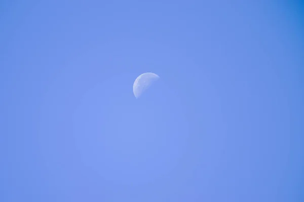 Dernier Quart Lune Jour Avec Ciel Bleu Clair — Photo