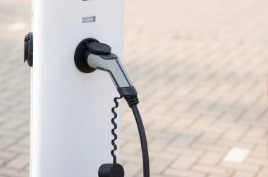 Bağlı bir güç kablosu ile elektrik şarj istasyonu