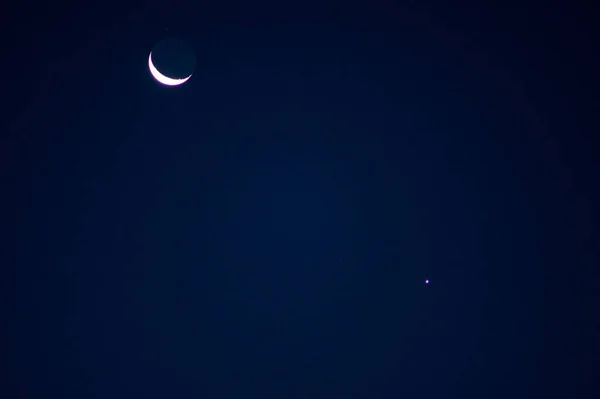 三日月と惑星金星の天体結合 — ストック写真