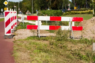 Yol bariyerlerle kapatıldı