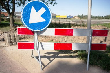 Yol çalışması için mavi ok işaretli engeller
