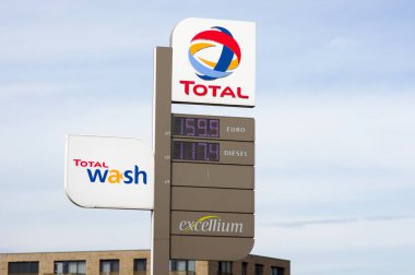 Arnhem, Hollanda - 2 Ekim 2020: Toplam benzin istasyonunda yakıt fiyatlarıyla ilgili geniş bilgi sütunu