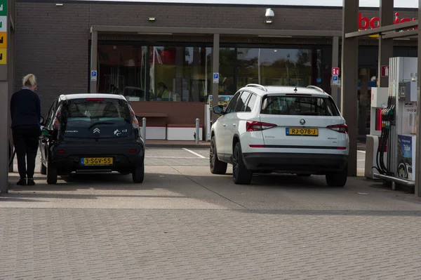 Arnhem Países Bajos Octubre 2020 Mujeres Llenan Coche Gasolinera Total — Foto de Stock