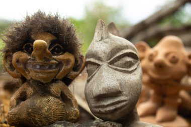 Cüceler, cinler ve fantastik karakterler ormanda yürüyüş yapmak için buluşurlar, seans sırasında kullanmak için varlıklar gibi görünürler, ama onlara iyi bakmak kötü bir görüntü vermez.