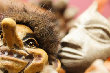 Cüceler, cinler ve fantastik karakterler ormanda yürüyüş yapmak için buluşurlar, seans sırasında kullanmak için varlıklar gibi görünürler, ama onlara iyi bakmak kötü bir görüntü vermez.