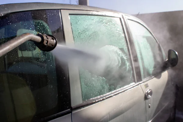 자동차를 철저하게 수있는 물줄기로 자동차를 때리는 Lance 덕분입니다 — 스톡 사진