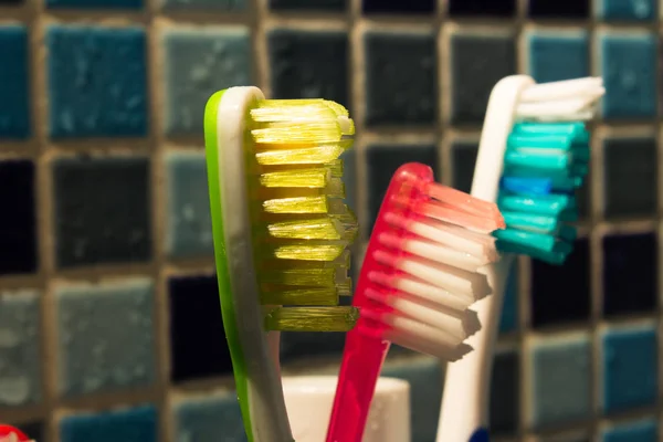 Algunos cepillos de dientes de la familia coloridos Fotos de stock libres de derechos