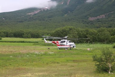 Rusya, Kamçatka, Kurile gölünde helikopter.