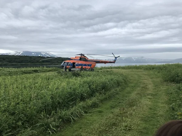 Rusya, Kamçatka, Kurile gölünde helikopter.