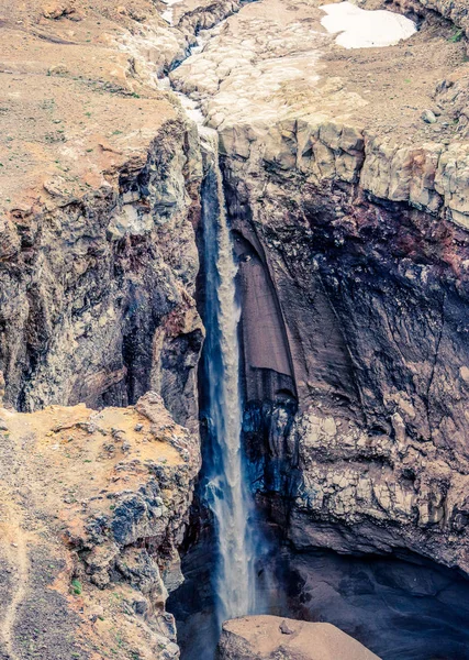 Mutnovsky yanardağının altında Opasny Canyon & şelalesi