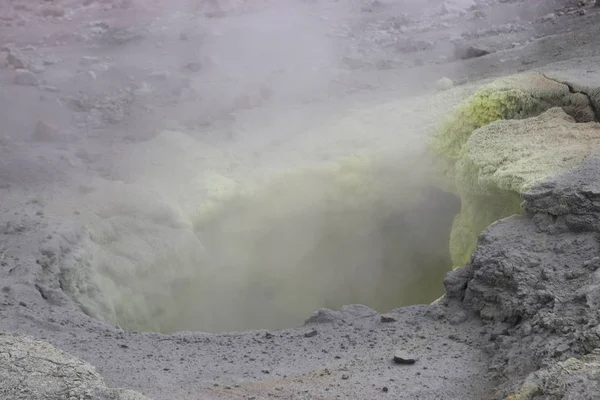 Mutnovsky Volkanı 'ndaki Fumaroles, Kamçatka