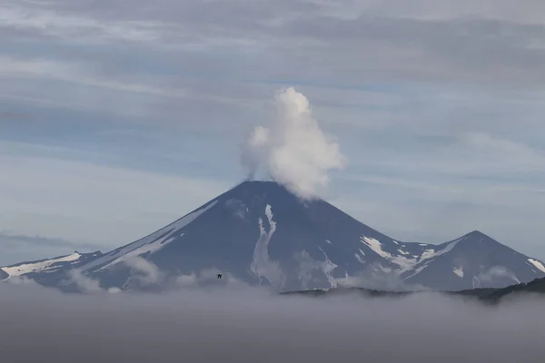 Vulcano Avacha Tra Nuvole Sulla Penisola Kamchatka — Foto Stock