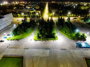 Bir sokak mesafe içine uzanan gece taşra kasabası.