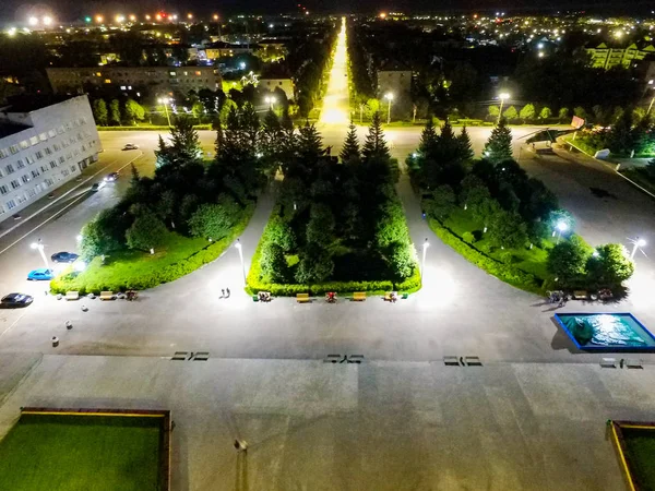 Bir sokak mesafe içine uzanan gece taşra kasabası.