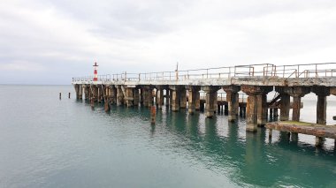 Alushta yakınlarındaki Karadeniz'deki iskelenin görünümü