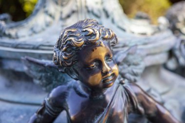 Kırım'daki Aivazovsky Parkı'ndaki Bronz Cupid Heykeli