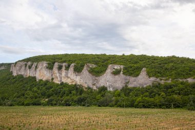 Kırım'da Timsah dağı yakınlarındaki dağ oluşumlarının görünümü