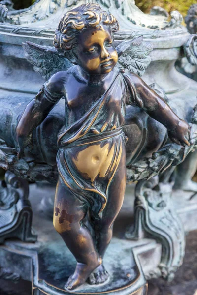 克里米亚艾瓦佐夫斯基公园的青铜丘比特雕像 — 图库照片