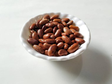 Beyaz arka plan üzerinde izole beyaz kase üzerinde pişirme için Hazırlanan Bakliyat