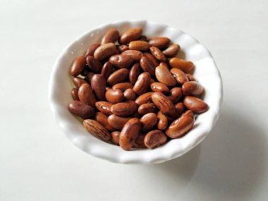 Beyaz arka plan üzerinde izole beyaz kase üzerinde pişirme için Hazırlanan Bakliyat