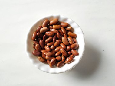 Beyaz arka plan üzerinde izole beyaz kase üzerinde pişirme için Hazırlanan Bakliyat