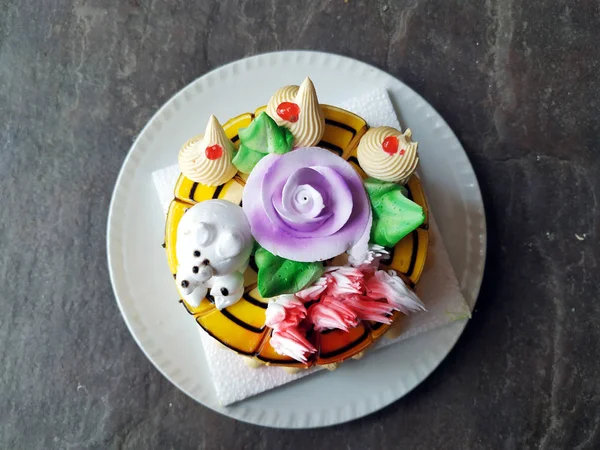 Gâteau Anniversaire Jaune Avec Des Saupoudres Colorées Sur Fond Pierre — Photo