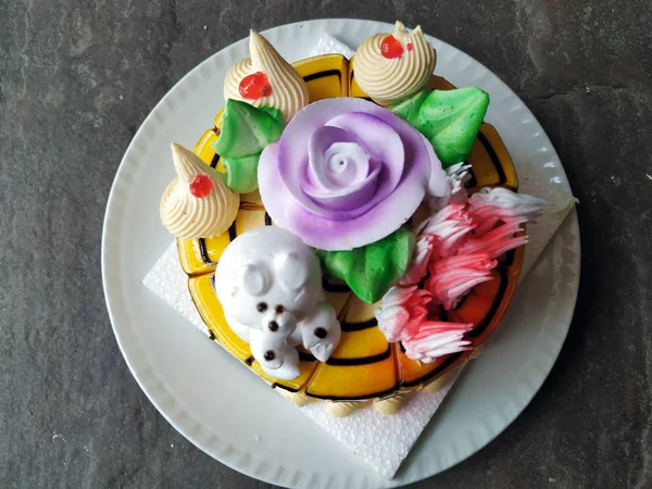 Kue Ulang Tahun Kuning Dengan Taburan Berwarna Warni Atas Latar — Stok Foto