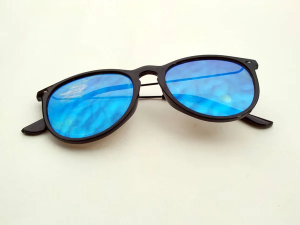 Kinderen Zonnebrillen Zonneschermen Brillen Geïsoleerd Licht Gele Achtergrond Kleur Kinder — Stockfoto