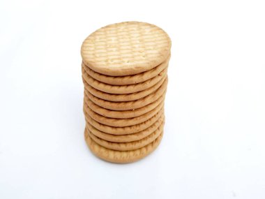 Sindirim kepekli yuvarlak bisküvi beyaz arka zemin üzerinde izole