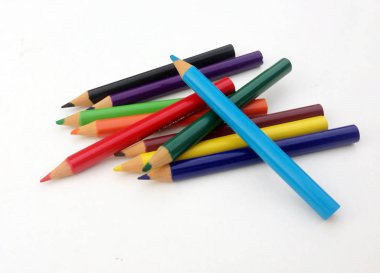 Beyaz arkaplanda birçok farklı renkli kalem var..