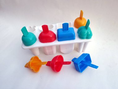 beyaz arka plan ile izole çok renkli Dondurma üreticisi