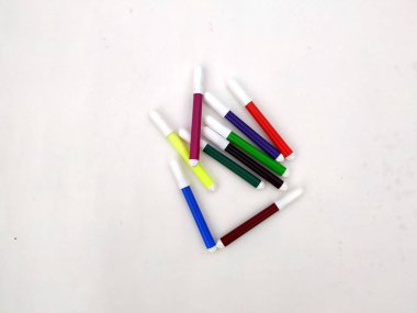 Markerkalem. Çeşitli renk işaretleri kümesi. Suluboya kalem. Tasarımcı için araç