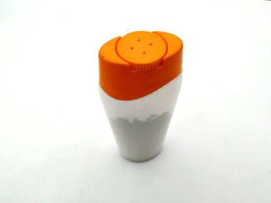 Plastik kap. Beyaz arka plan üzerinde izole beyaz plastik can. Talk pudrası için plastik kutu.
