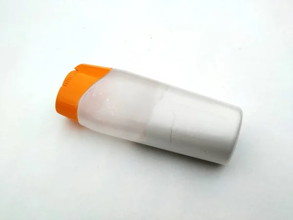 Plastikowy Pojemnik Białe Plastikowe Puszki Izolowane Białym Tłem Puszki Plastikowe — Zdjęcie stockowe