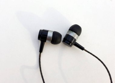 Gerçekçi kulaklıklar, kablolu müzik kulaklıklar. beyaz arka plan üzerinde izole. Cihazların toplanması kulaklık seti, modern kulaklık cihazı