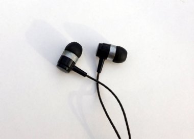 Gerçekçi kulaklıklar, kablolu müzik kulaklıklar. beyaz arka plan üzerinde izole. Cihazların toplanması kulaklık seti, modern kulaklık cihazı