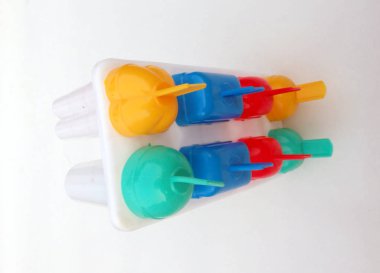beyaz arka plan ile izole çok renkli Dondurma üreticisi