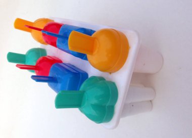 beyaz arka plan ile izole çok renkli Dondurma üreticisi