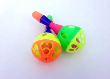 beyaz arka plan üzerinde izole çocuklar için renkli oyuncak