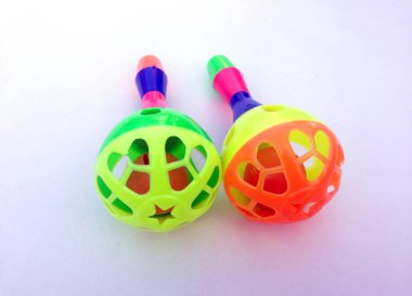 beyaz arka plan üzerinde izole çocuklar için renkli oyuncak