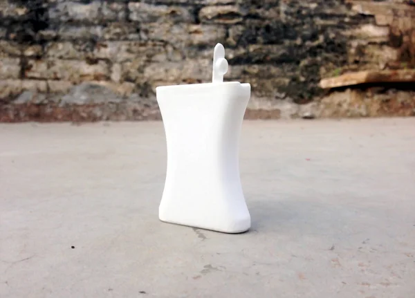 taş arka plan üzerinde izole şekersiz plastik şişe