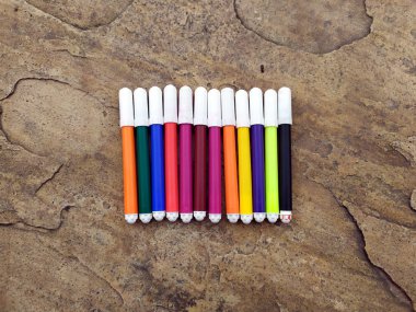 Taş Arka Plan Üzerine Renkli Marker