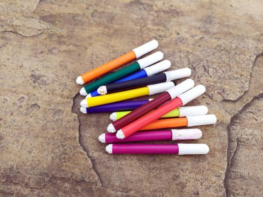 Taş Arka Plan Üzerine Renkli Marker