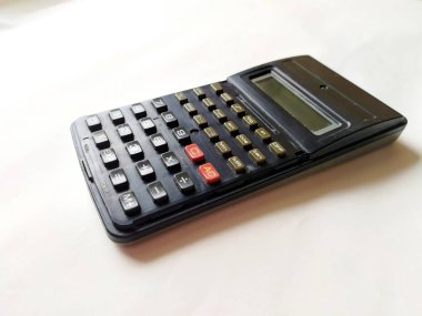 Beyaz arka plan üzerinde izole siyah bilimsel hesap makinesi