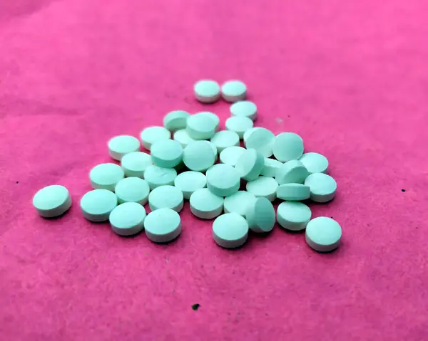 Tablet Obat Putih Pada Latar Belakang Merah Muda — Stok Foto